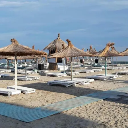 Azizi Pool & Prima Linie La Mare