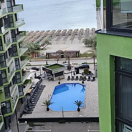 Azizi Pool & Prima Linie La Mare *