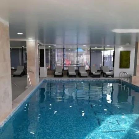 Azizi Pool & Prima Linie La Mare