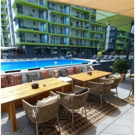 Azizi Pool & Prima Linie La Mare Apartment