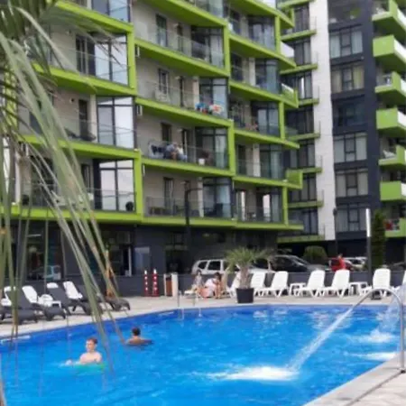 Azizi Pool & Prima Linie La Mare 那沃达利