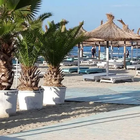 Azizi Pool & Prima Linie La Mare * Năvodari