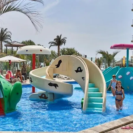 Azizi Pool & Prima Linie La Mare Năvodari