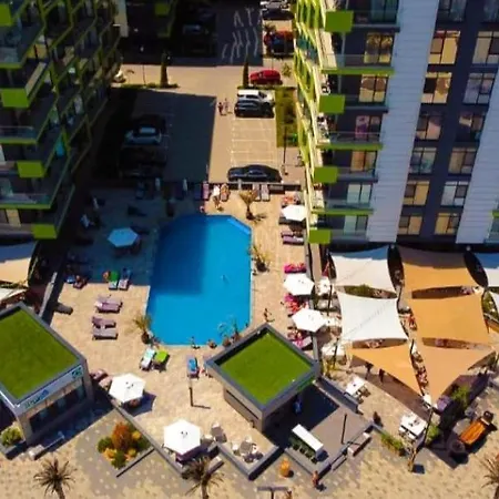 Azizi Pool & Prima Linie La Mare *