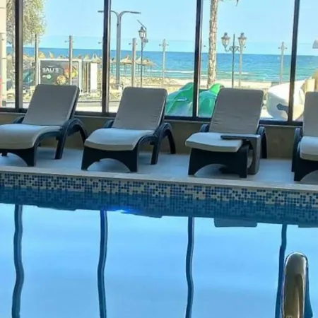 Azizi Pool & Prima Linie La Mare *
